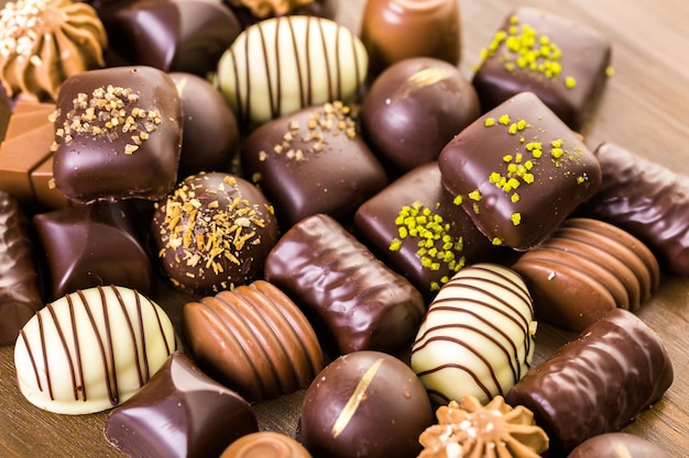 Gastronomische geassorteerde chocolaatjes op tafel.