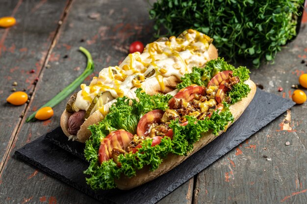 Gastronomische gegrilde hots dogs met diverse toppings. banner, menu, receptplaats voor tekst, bovenaanzicht.