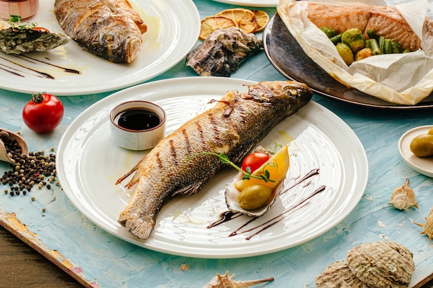 Gastronomische gegrilde zeebaarsvissen op de gediende tafel