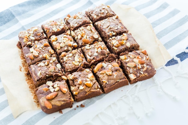 Gastronomische glutenvrije chia-chocoladehapjes gegarneerd met amandelen.