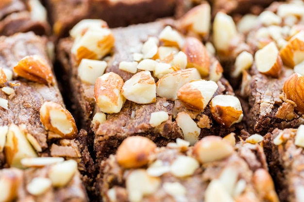 Gastronomische glutenvrije chia-chocoladehapjes gegarneerd met amandelen.