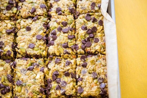 Gastronomische glutenvrije maar repen met noten en chocoladeschilfers.