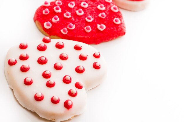 Foto gastronomische hartvormige koekjes versierd voor valentijnsdag.