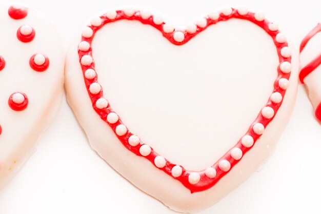 Gastronomische hartvormige koekjes versierd voor Valentijnsdag.
