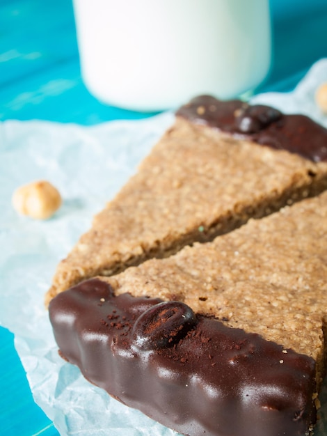 Gastronomische hazelnoot en koffie chocoladerepen op wit perkamentpapier.