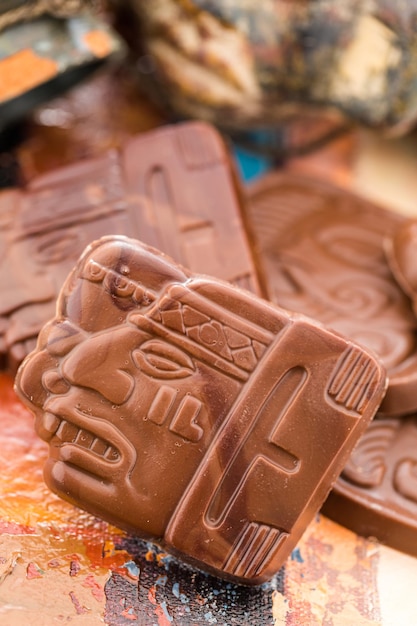 Gastronomische Maya-tekens in melkchocolade.