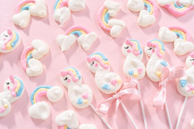 Gastronomische meringue met eenhoornthema knalt op een roze achtergrond