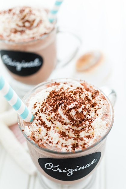 Gastronomische originele koude chocoladedrank gegarneerd met cacaopoeder.