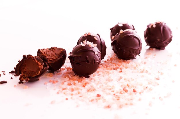 Gastronomische pure chocolade met hamilayan roze zouttruffels, handgemaakt door chocolatier.