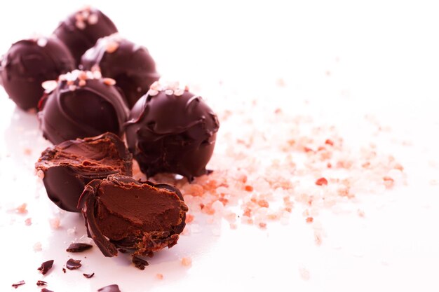 Gastronomische pure chocolade met hamilayan roze zouttruffels, handgemaakt door chocolatier.