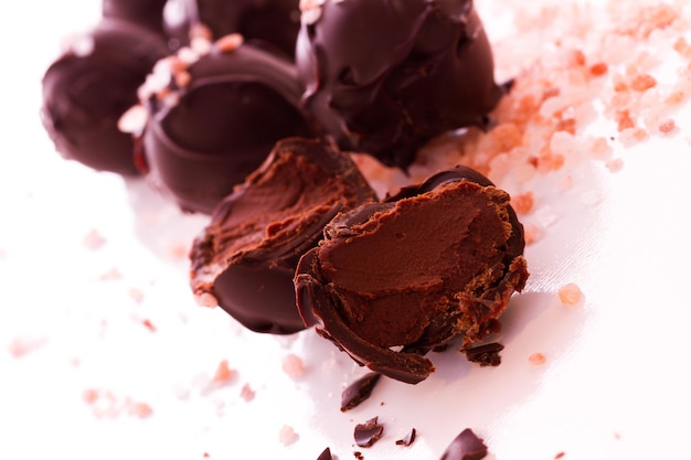 Gastronomische pure chocolade met hamilayan roze zouttruffels, handgemaakt door chocolatier.