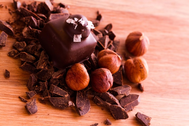 Gastronomische pure chocolade met hazelnoottruffels, handgemaakt door chocolatier.