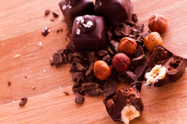 Gastronomische pure chocolade met hazelnoottruffels, handgemaakt door chocolatier.