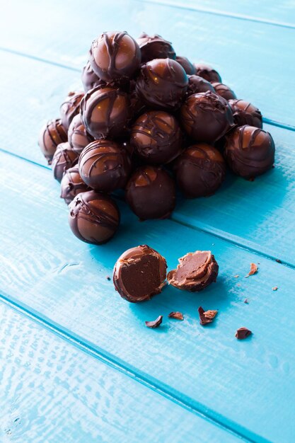 Gastronomische pure melkchocoladetruffels met de hand gemaakt door chocolatier.