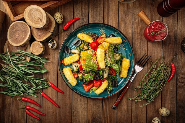 Gastronomische salade met gebakken fetakaas en slablaadjes