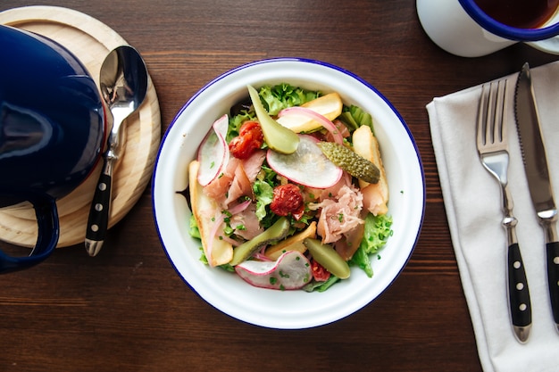 Gastronomische salade met groenten gerookte vis augurken