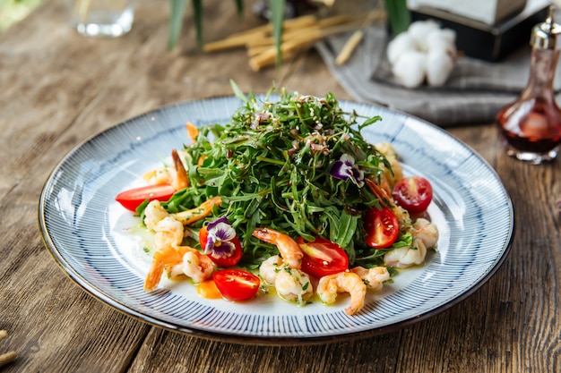 Gastronomische salade met rucola en garnalen