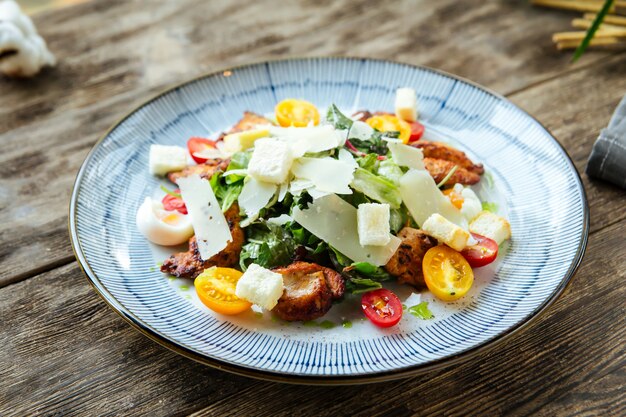 Gastronomische smakelijke caesarsalade met gebraden kip