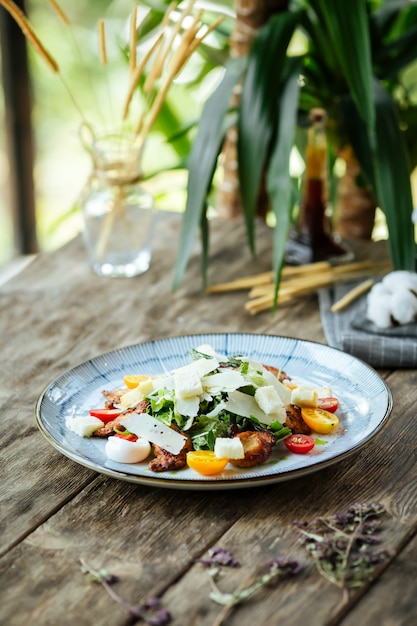 Gastronomische smakelijke caesarsalade met gebraden kip