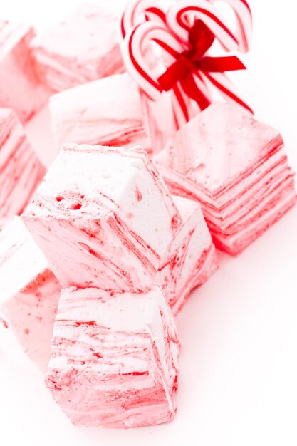 Gastronomische snoep-cane marshmallows op een witte achtergrond.