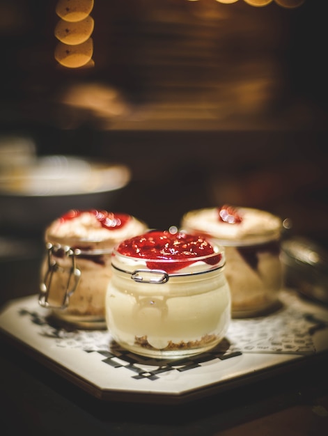 Gastronomische versie van een klassieke cheesecake met natuurlijke aardbeien geserveerd in individuele porties