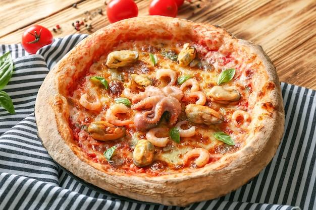 Gastronomische zeevruchtenpizza en servet op houten achtergrond