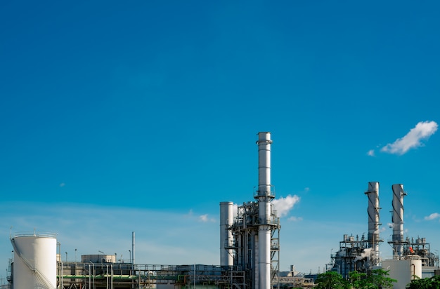 Gasturbine elektrische energiecentrale. energie voor ondersteuningsfabriek op industrieterrein. aardgastank. kleine gascentrale. elektrische centrale die aardgas als brandstof gebruikt. groene energie.