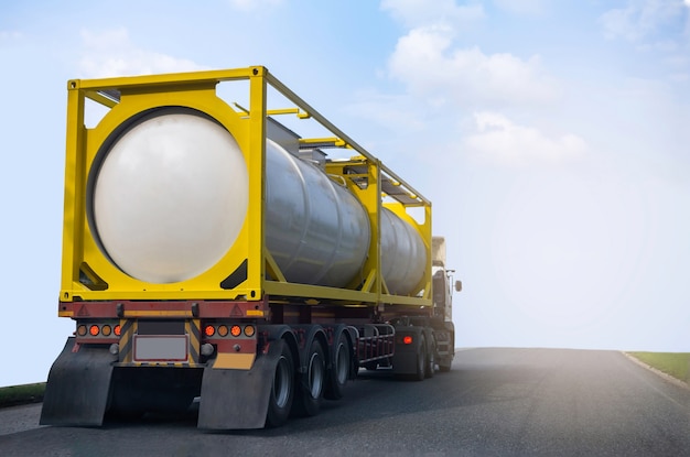 Gasvrachtwagen op snelwegweg met tankoliecontainer, transportconcept, import, export logistiek industrieel transport over land op de asfaltsnelweg met blauwe lucht
