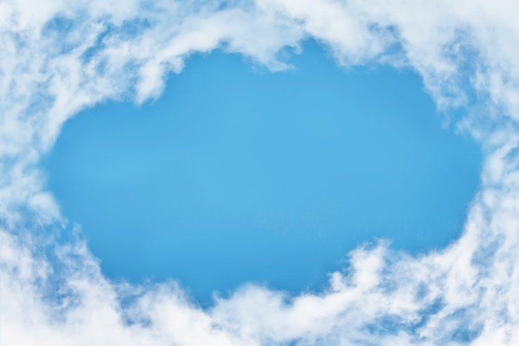 Foto gat van blauwe lucht in de pluizige wolken in de lucht