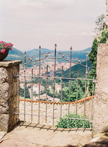 Foto porta contro le montagne in città