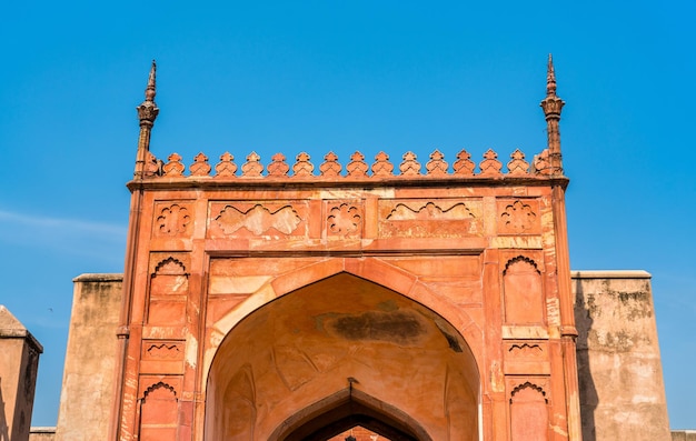 Ворота в форте Агра. Объект всемирного наследия ЮНЕСКО в Уттар-Прадеше, Индия