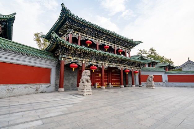 Ворота древней китайской архитектуры в Тайюане, провинция Шаньси, Китай