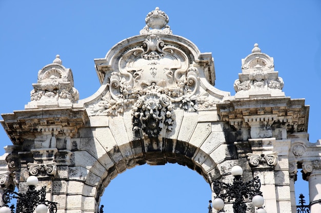 Foto porta del castello di buda a budapest ungheria