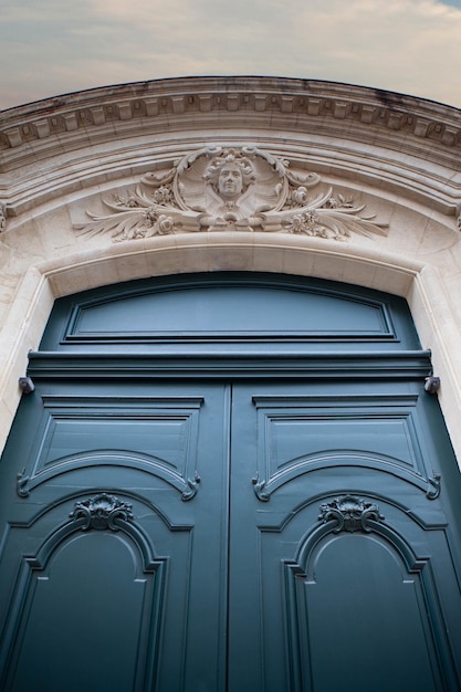 Ворота классического французского особняка в Бордо, Франция