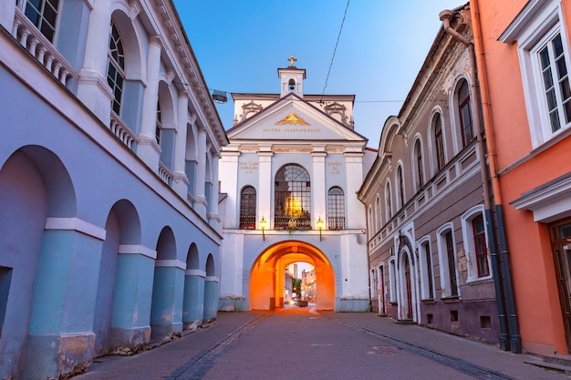 Photo gate of dawn at night vilnius lithuania