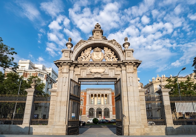 Ворота Филиппа IV на Плаза-дель-Партер в парке Буэн-Ретиро с видом на музей Прадо, Мадрид