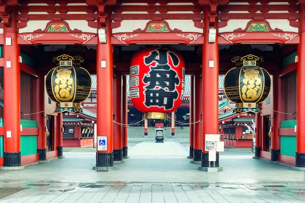 写真 大きな赤い提灯のある浅草寺の門。