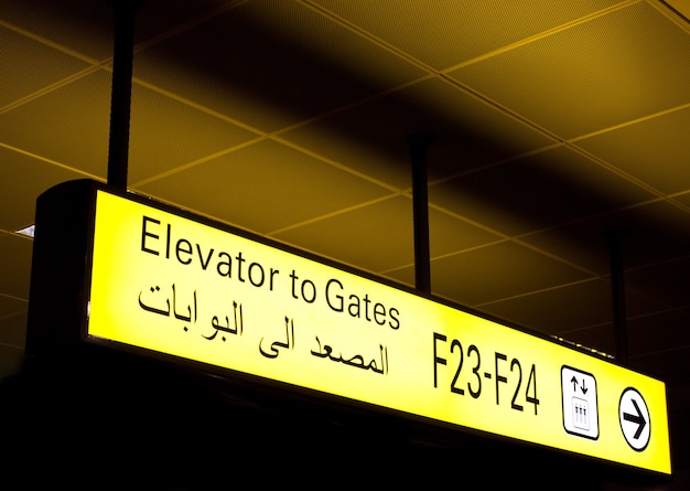 中東の国際空港のゲートサインとアラビア語の情報