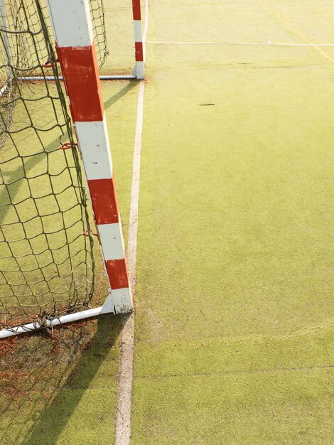 Foto porta per piccolo calcio o pallavolo in un piccolo stadio dettaglio della cornice della porta parco giochi all'aperto