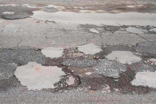 Gaten en beschadigde weg in kleine stad Duitsland