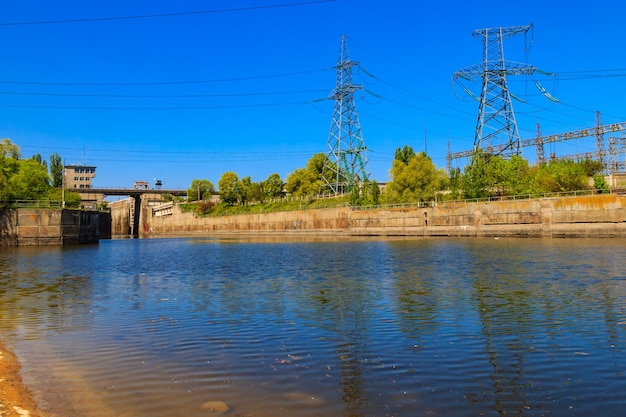 Gateway in de waterkrachtcentrale van Svetlovodsk aan de rivier de Dnjepr, Oekraïne