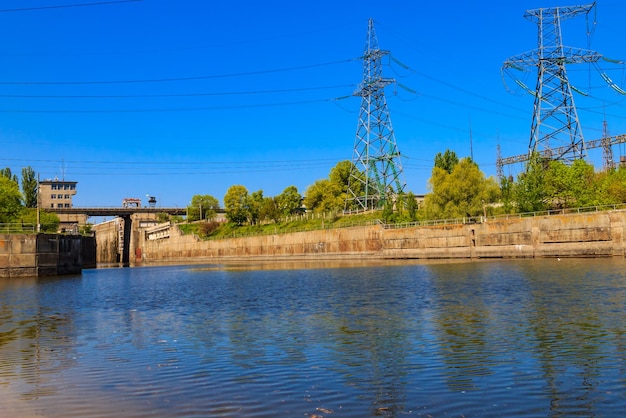 Gateway in de waterkrachtcentrale van Svetlovodsk aan de rivier de Dnjepr, Oekraïne