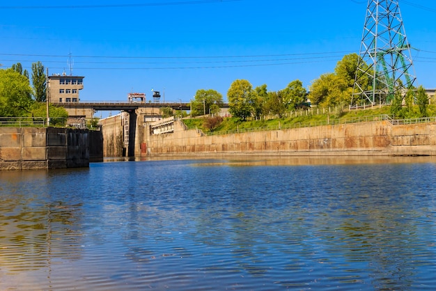 Gateway in de waterkrachtcentrale van Svetlovodsk aan de rivier de Dnjepr, Oekraïne