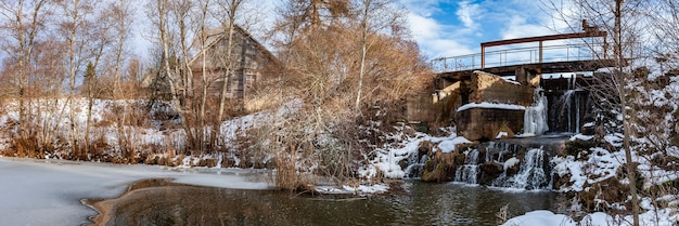 Gateway met water, verschillende hoogte in waterverhoging. Hydraulische constructie om het waterpeil te regelen. Shkedes-rivier, Letland. Panorama.