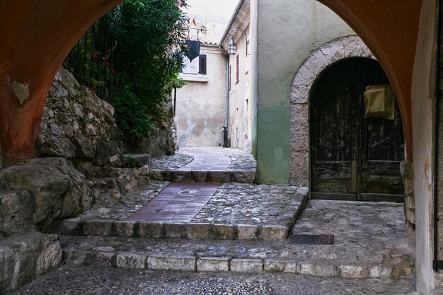 Gateway op straat in middeleeuwse stad Eze