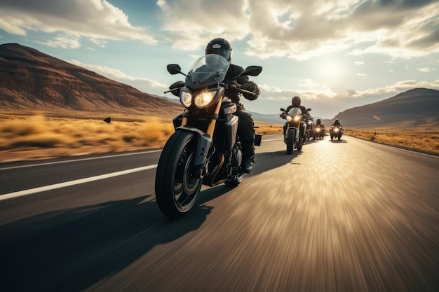 Группа мотоциклистов едут вместе. Группа байкеров едут на быстрых мотоциклах по пустой дороге на фоне красивого облачного неба. На спортивных мотоциклах ездить быстро и весело.