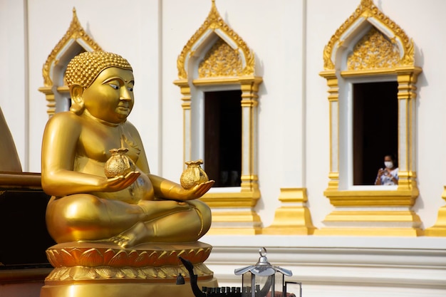 ゴータマ仏教またはゴータママハカティアヤナ仏教タイの名前はプラサンカジャイを幸せに呼び、タイの人々がタイのノンタブリーにあるワットタノット寺院を訪れて祈りを尊重するために仏を笑顔にします