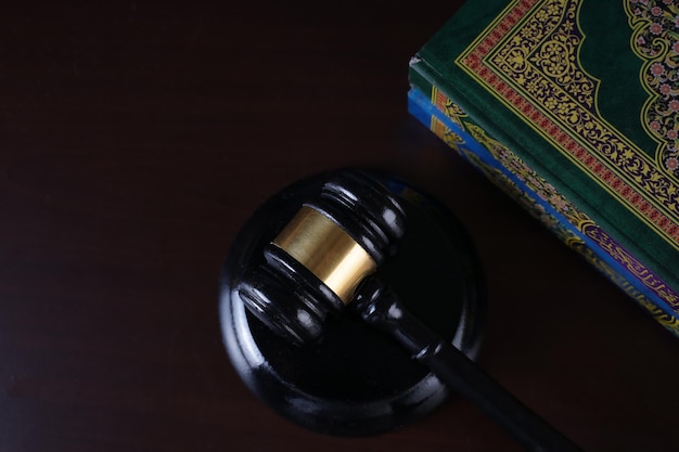 Foto martelletto e libri per il concetto di legge islamica