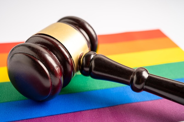 写真 lgbtプライド月間のレインボーフラッグシンボルの裁判官弁護士のためのgavelは、ゲイレズビアンバイセクシュアルトランスジェンダー人権の6月の社会を毎年祝います