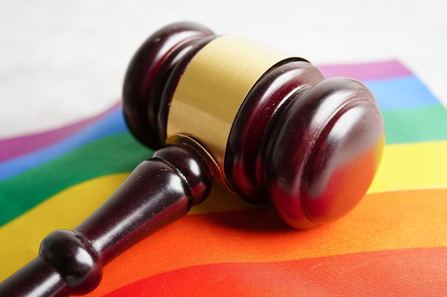 Foto martelletto per avvocato giudice con simbolo della bandiera arcobaleno del cuore del mese dell'orgoglio lgbt